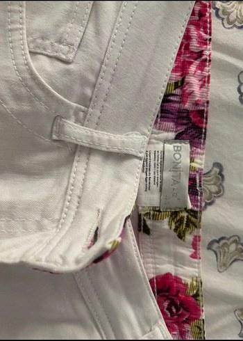 Beyaz Düğmeli Mini Kadın Şort - Görsel 2