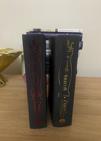 Leigh Bardugo Kargalar Meclisi ve Sahtelik Roman Seti