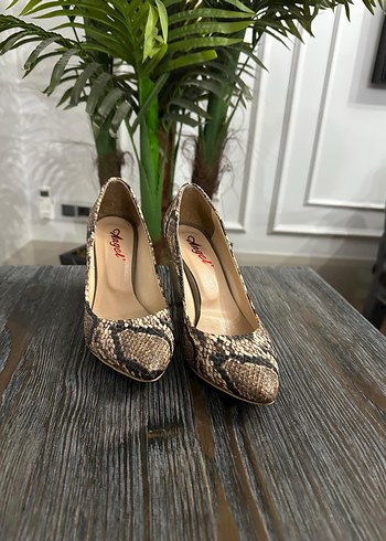 37 Beden Kadın Kahverengi Yılan Desenli Stiletto