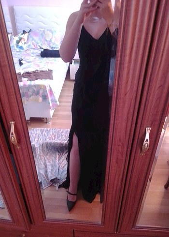 Siyah V Yakalı Uzun Saten Elbise - Görsel 3