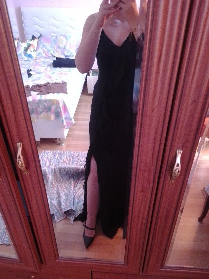 Siyah V Yakalı Uzun Saten Elbise - Görsel 3