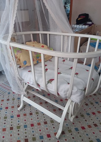 Beden Beyaz Ahşap Bebek Beşiği