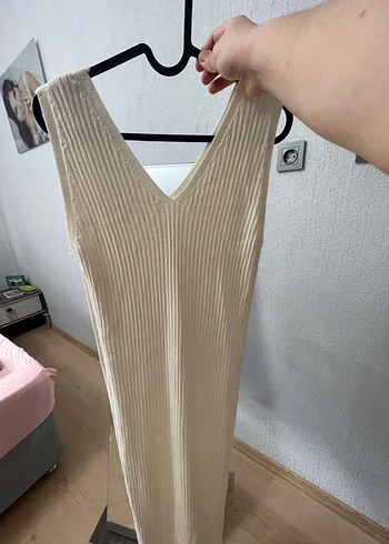 Bej V Yakalı Piliseli Uzun Elbise - Görsel 2