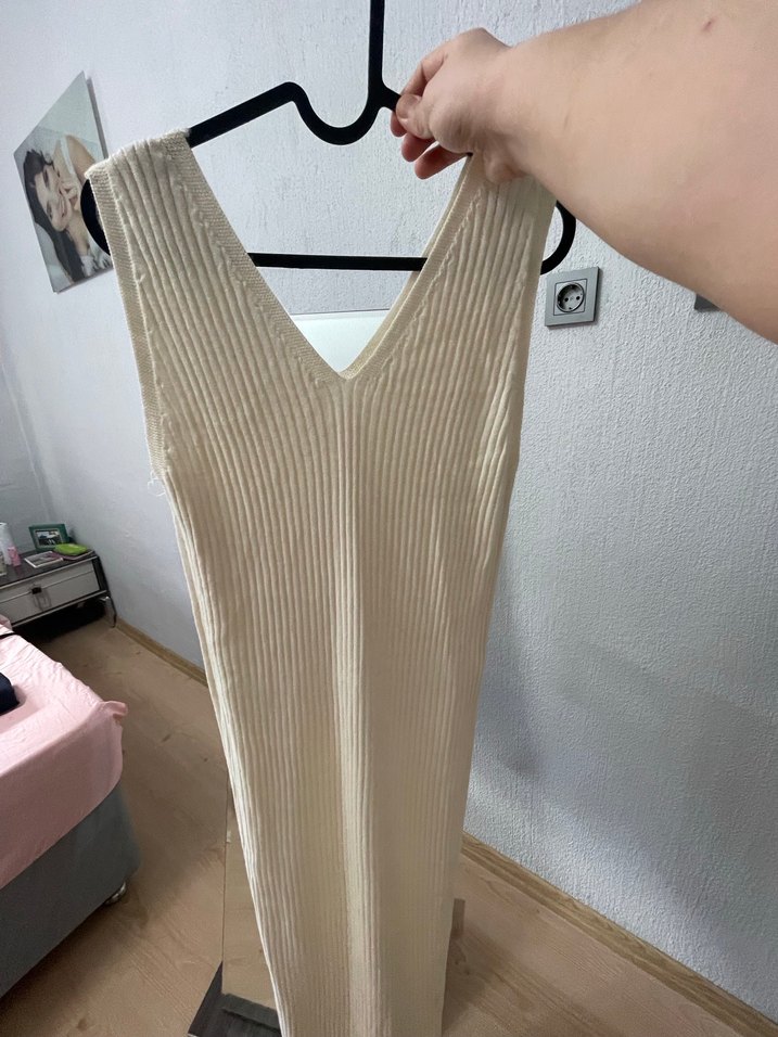 Bej V Yakalı Piliseli Uzun Elbise - Görsel 2