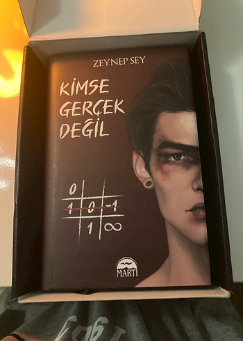 Beden Renk Zeynep Sey - Kimse gerçek değil