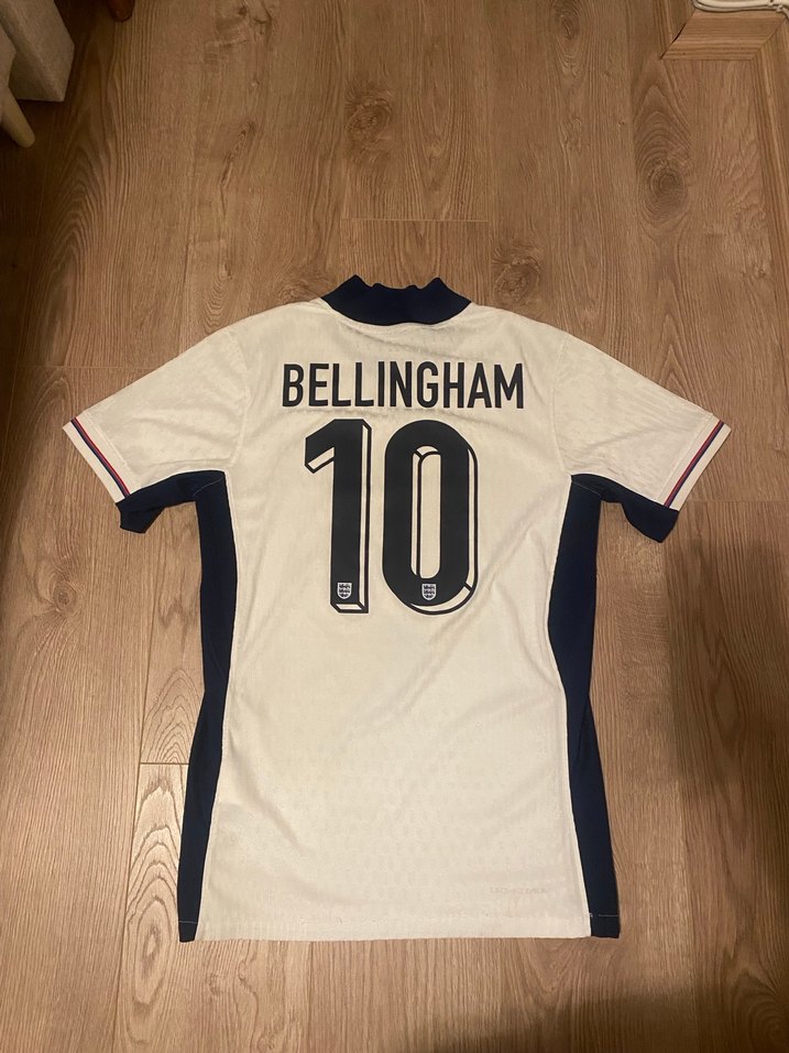 Erkek Beyaz V Yakalı Kısa Kollu Forma - Görsel 2