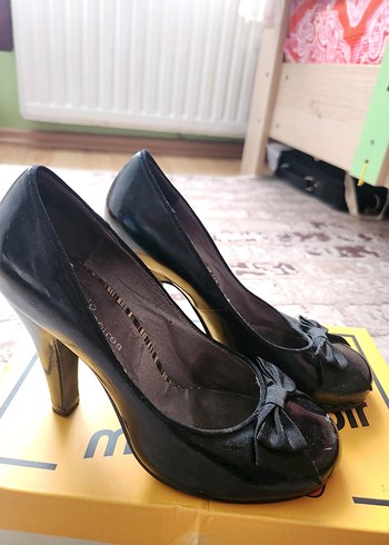 Tokalı Siyah Yüksek Topuklu Stiletto