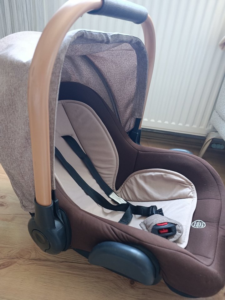 Bej ve gri bebek oto koltuğu - Görsel 3