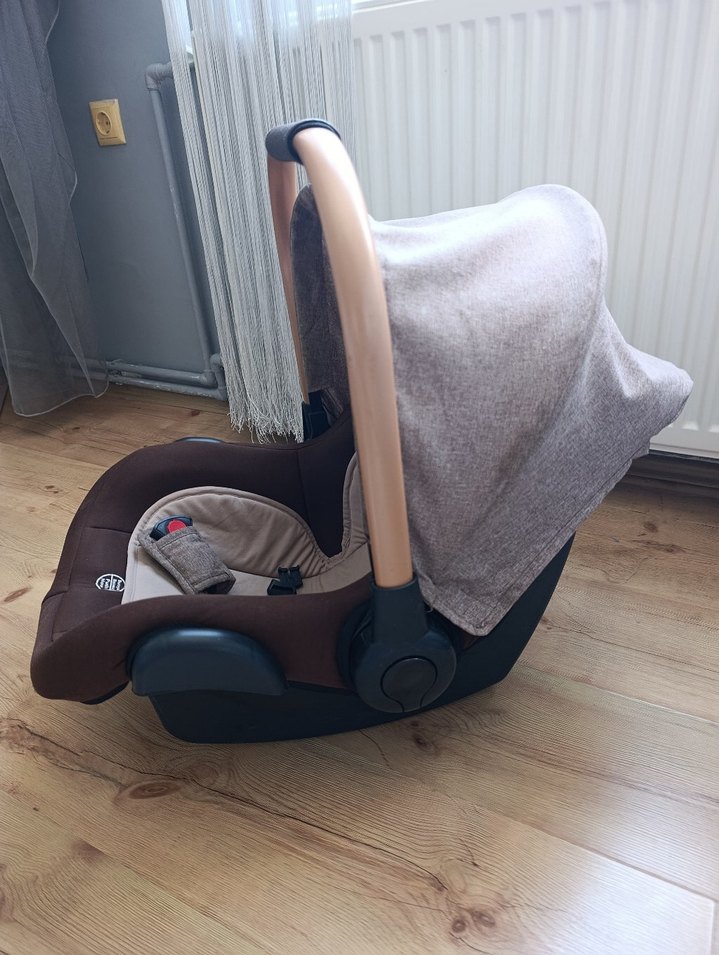 Bej ve gri bebek oto koltuğu - Görsel 4