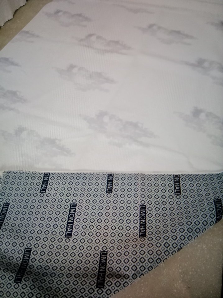 Beyaz ve Lila Baskılı Halı - Görsel 2