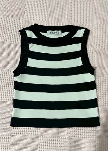 Siyah-Beyaz Çizgili Triko Yelek - Görsel 3