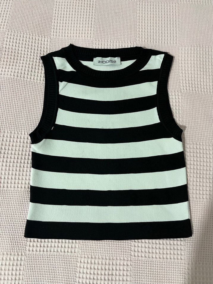 Siyah-Beyaz Çizgili Triko Yelek - Görsel 3