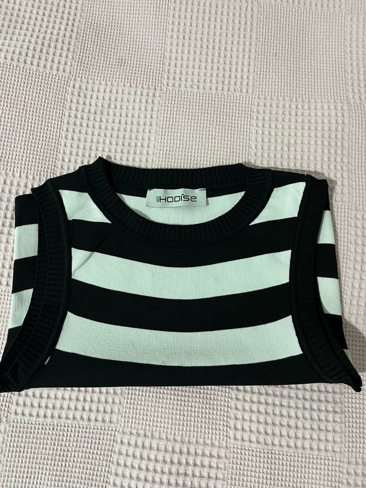 Siyah-Beyaz Çizgili Triko Yelek - Görsel 4