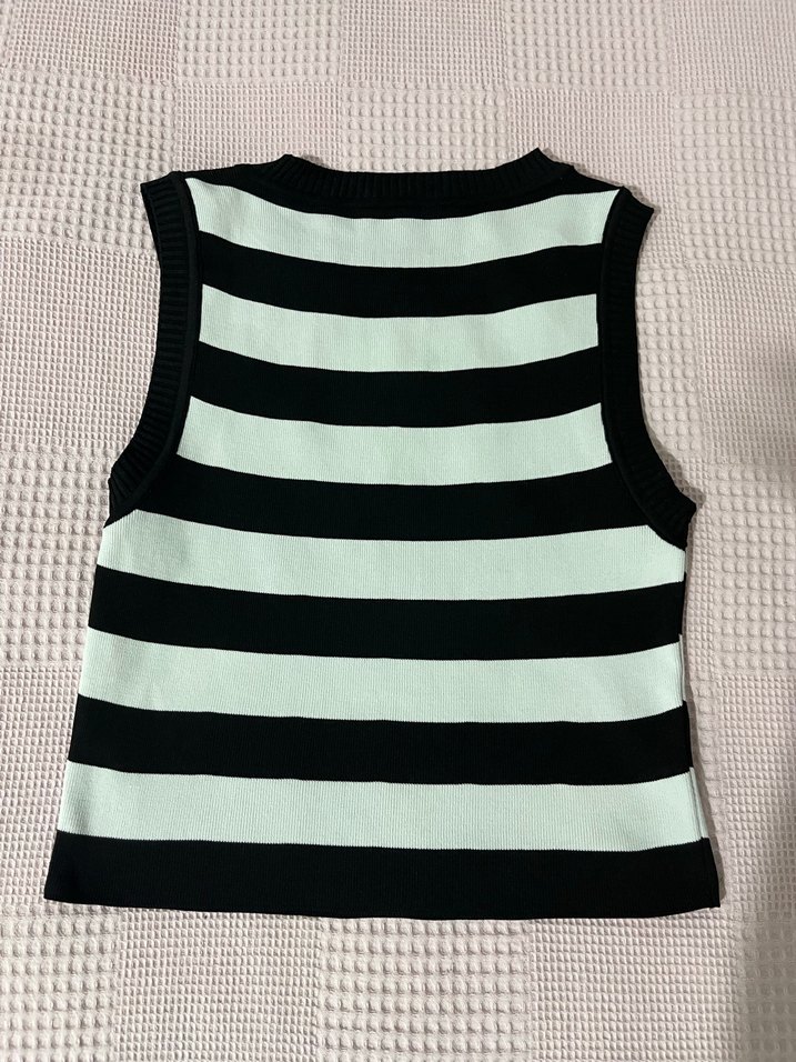 Siyah-Beyaz Çizgili Triko Yelek - Görsel 2