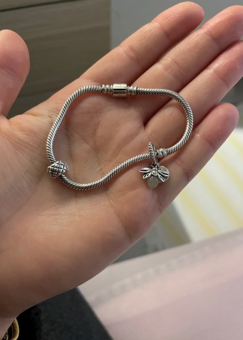 Pandora Ağustos  Böcek Charm Karanlıkta taş yeşil renk yanıyor - Görsel 3