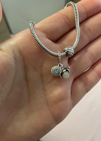 Pandora Ağustos  Böcek Charm Karanlıkta taş yeşil renk yanıyor - Görsel 4