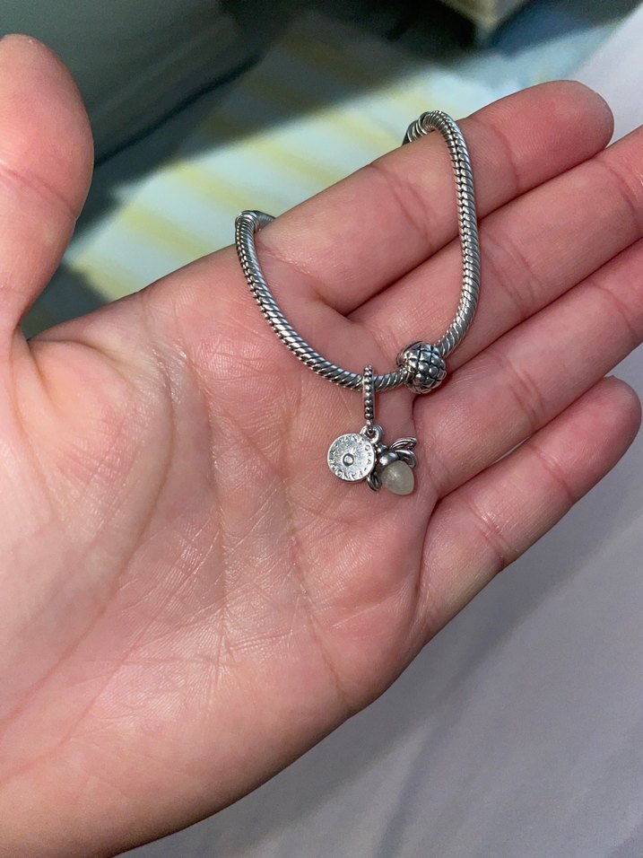 Pandora Ağustos  Böcek Charm Karanlıkta taş yeşil renk yanıyor - Görsel 5