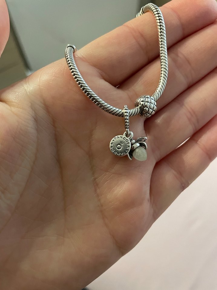 Pandora Ağustos  Böcek Charm Karanlıkta taş yeşil renk yanıyor - Görsel 4
