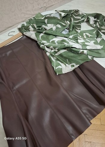 Haki Kamuflaj Desenli bluz ve deri etek - Görsel 7