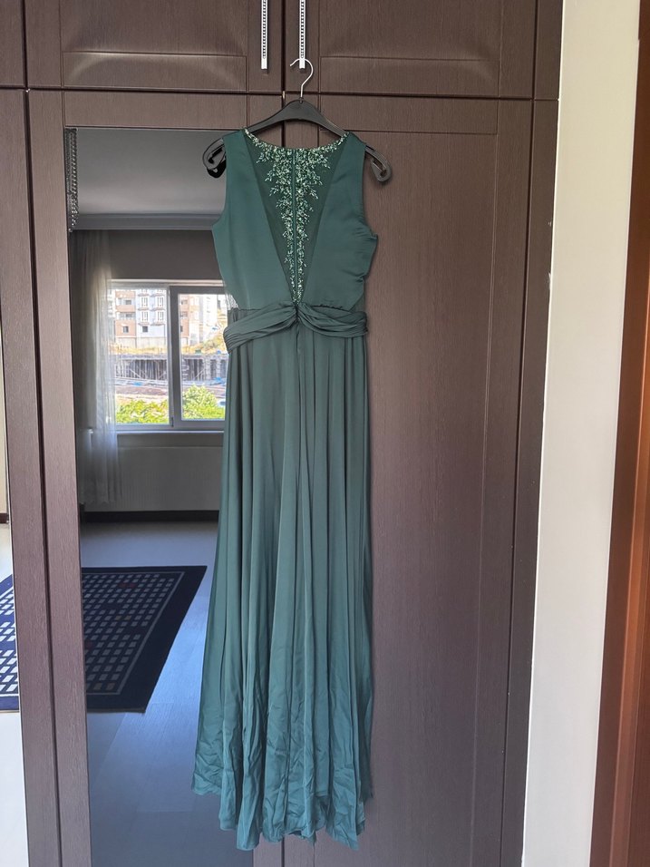 Yuvarlak Yakalı Uzun Yeşil Abiye Elbise - Görsel 3
