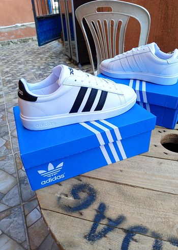 Adidas Beyaz Siyah Çizgili erkek Spor Ayakkabı