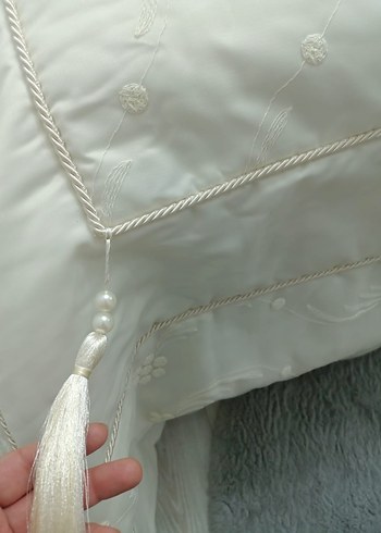 Nakışlı Beyaz Yatak Örtüsü - Görsel 2