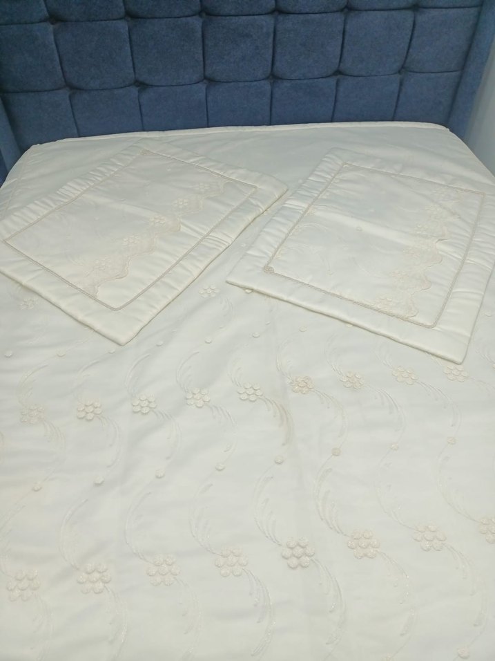Nakışlı Beyaz Yatak Örtüsü - Görsel 3