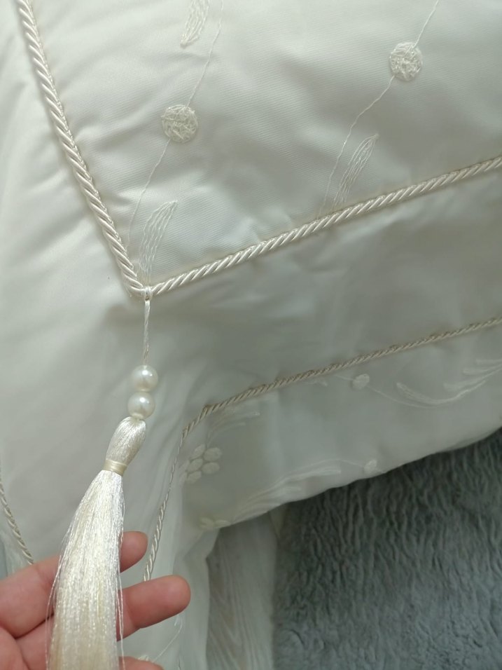 Nakışlı Beyaz Yatak Örtüsü - Görsel 2