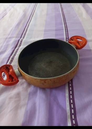Renkli Saplı Kahverengi Tencere