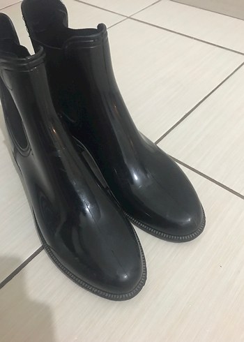 Siyah Rugan Kadın Bot - Görsel 2