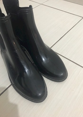 Siyah Rugan Kadın Bot - Görsel 3