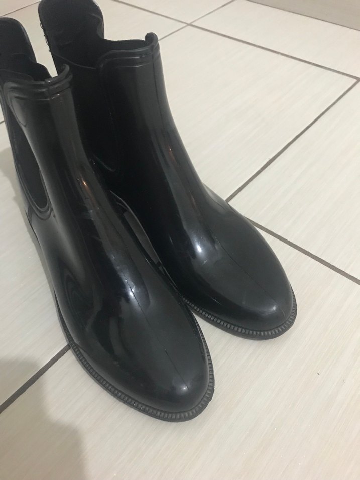 Siyah Rugan Kadın Bot - Görsel 2