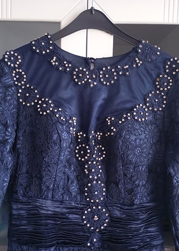 Düğmeli Nakışlı Lacivert Uzun Elbise - Görsel 3