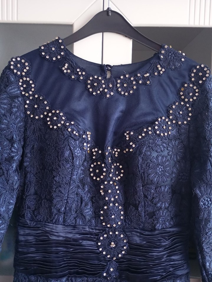 Düğmeli Nakışlı Lacivert Uzun Elbise - Görsel 3