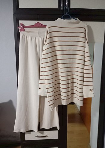 Düğmeli Beyaz Çizgili Kadın Triko - Görsel 3