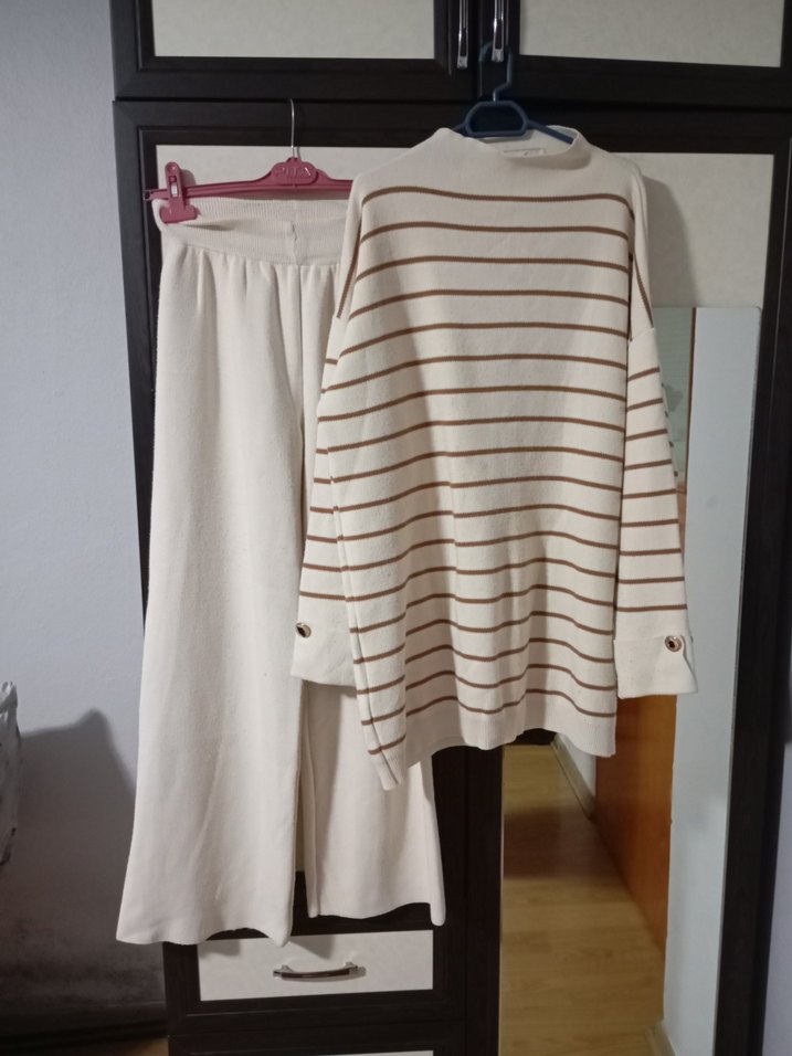 Düğmeli Beyaz Çizgili Kadın Triko - Görsel 3