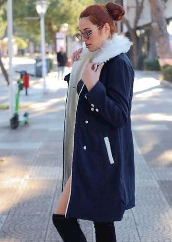 Düğmeli ve peluş detaylı lacivert kaban - Görsel 2