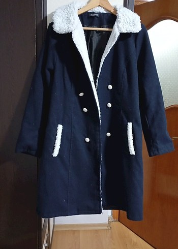 Düğmeli ve peluş detaylı lacivert kaban - Görsel 4