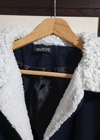 Düğmeli ve peluş detaylı lacivert kaban - Görsel 5