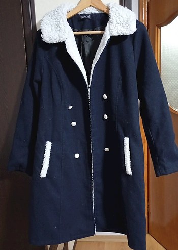 Düğmeli ve peluş detaylı lacivert kaban - Görsel 3