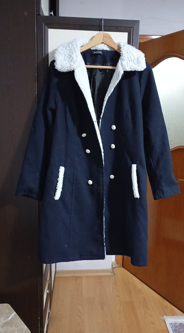 Düğmeli ve peluş detaylı lacivert kaban - Görsel 4