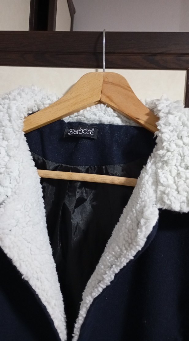 Düğmeli ve peluş detaylı lacivert kaban - Görsel 5