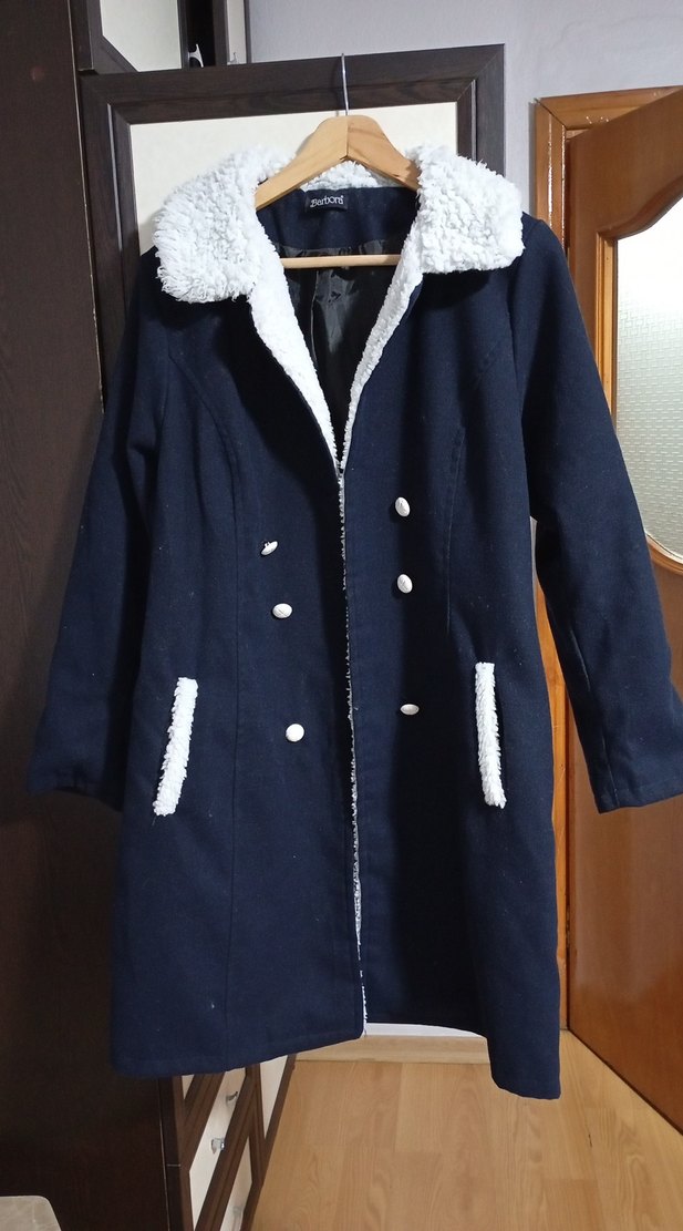 Düğmeli ve peluş detaylı lacivert kaban - Görsel 3