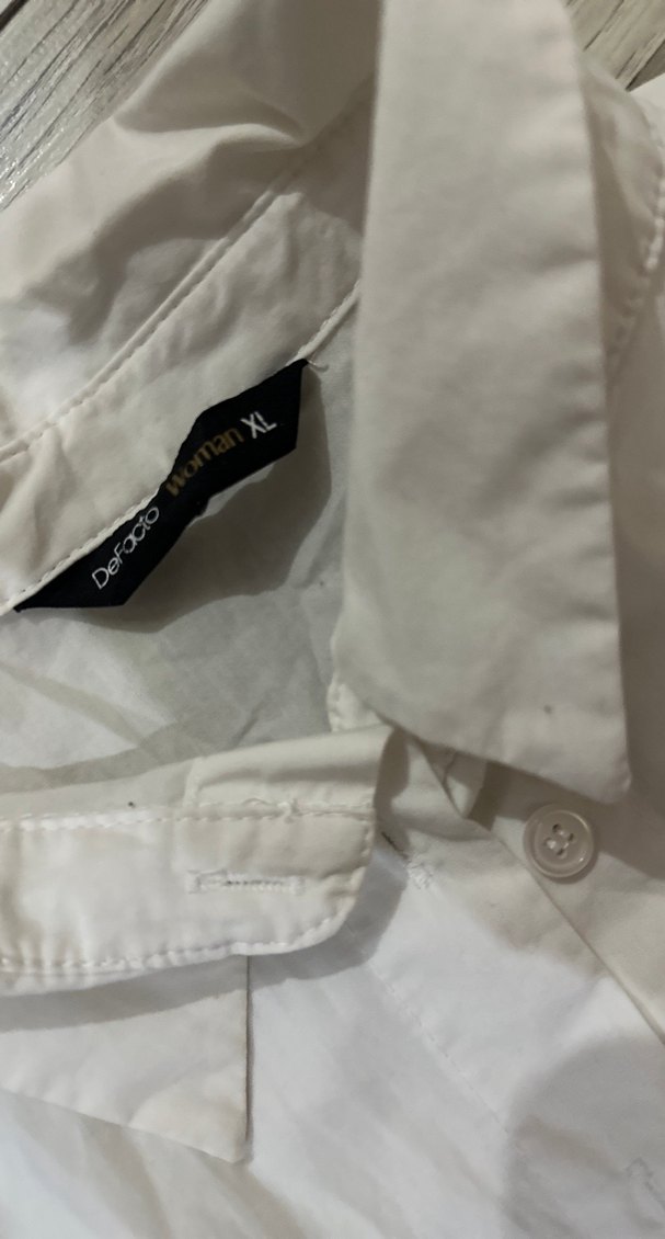 Düğmeli Beyaz Keten Kadın Gömlek - Görsel 2