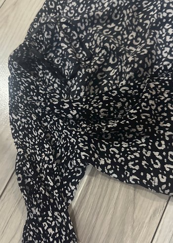Twist Yılan Desenli Siyah Mini Bluz