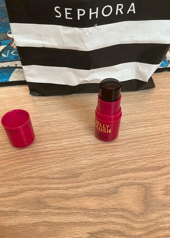 Revolution Makeup Revolution Parlak Kırmızı Jelly Blush Ruj Cherry Tint
