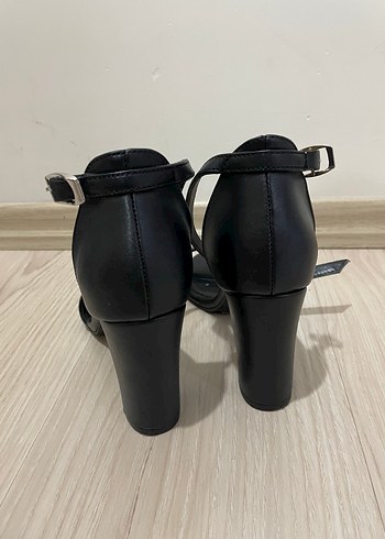 Diğer Kemerli Siyah Topuklu Ayakkabı
