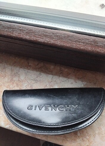 Givenchy deri gözlük kutusu