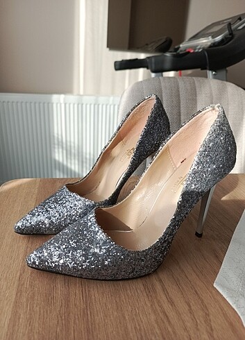 Pullu Gümüş Stiletto