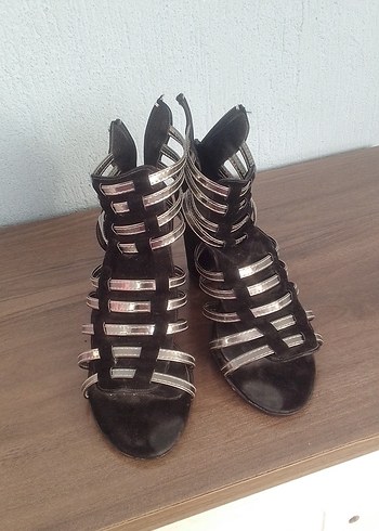 Kemerli Siyah Gri Zebra Desenli Dolgu Topuklu Kadın Sandalet
